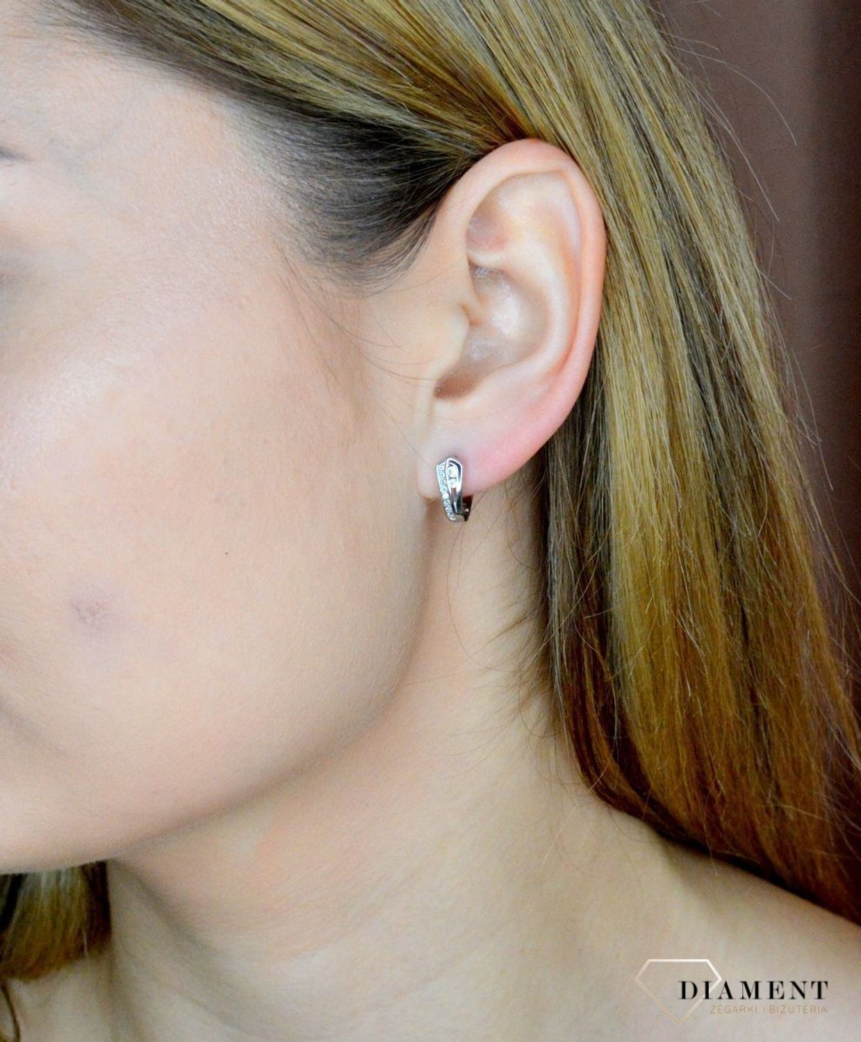 Srebrne kolczyki damskie z białymi cyrkoniami angielskie zapięcie DIA-KLC-9580-925. Biżuteria srebrna. Biżuteria damska. Kolczyki srebrne. Kolczyki z cyrkoniami. Angielskie zapięcie. Pomysł na prezent..jpg
