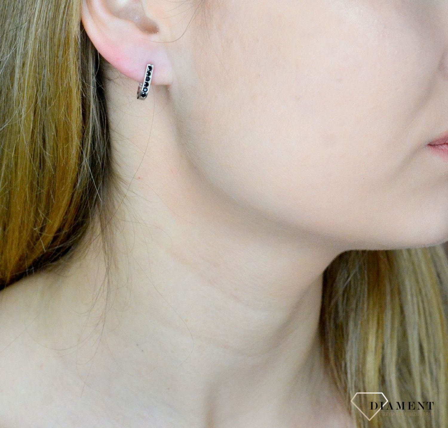 Srebrne kolczyki damskie zapięcie angielskie czarna cyrkonia DIA-KLC-9582-925. Srebrna biżuteria. Srebrne kolczyki. Biżuteria damska. Kolczyki srebrne. Pomysł na prezent. Kolczyki z cyrkoniami. Kolczyki dziecięce..jpg