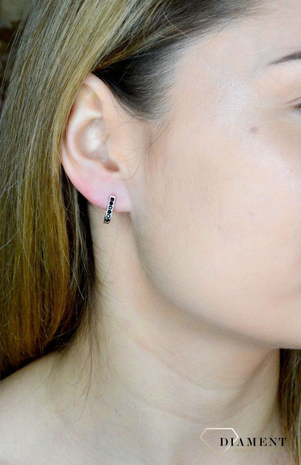 Srebrne kolczyki damskie zapięcie angielskie czarna cyrkonia DIA-KLC-9582-925. Srebrna biżuteria. Srebrne kolczyki. Biżuteria damska. Kolczyki srebrne. Pomysł na prezent. Kolczyki z cyrkoniami. Kolczyki dziecięce..jpg