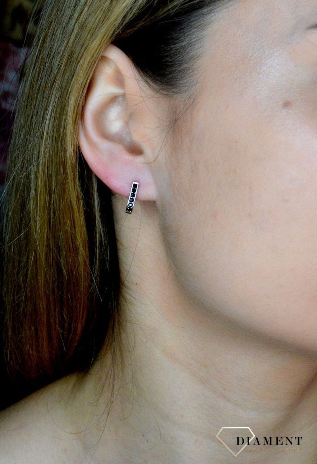 Srebrne kolczyki damskie zapięcie angielskie czarna cyrkonia DIA-KLC-9582-925. Srebrna biżuteria. Srebrne kolczyki. Biżuteria damska. Kolczyki srebrne. Pomysł na prezent. Kolczyki z cyrkoniami. Kolczyki dziecięce..jpg