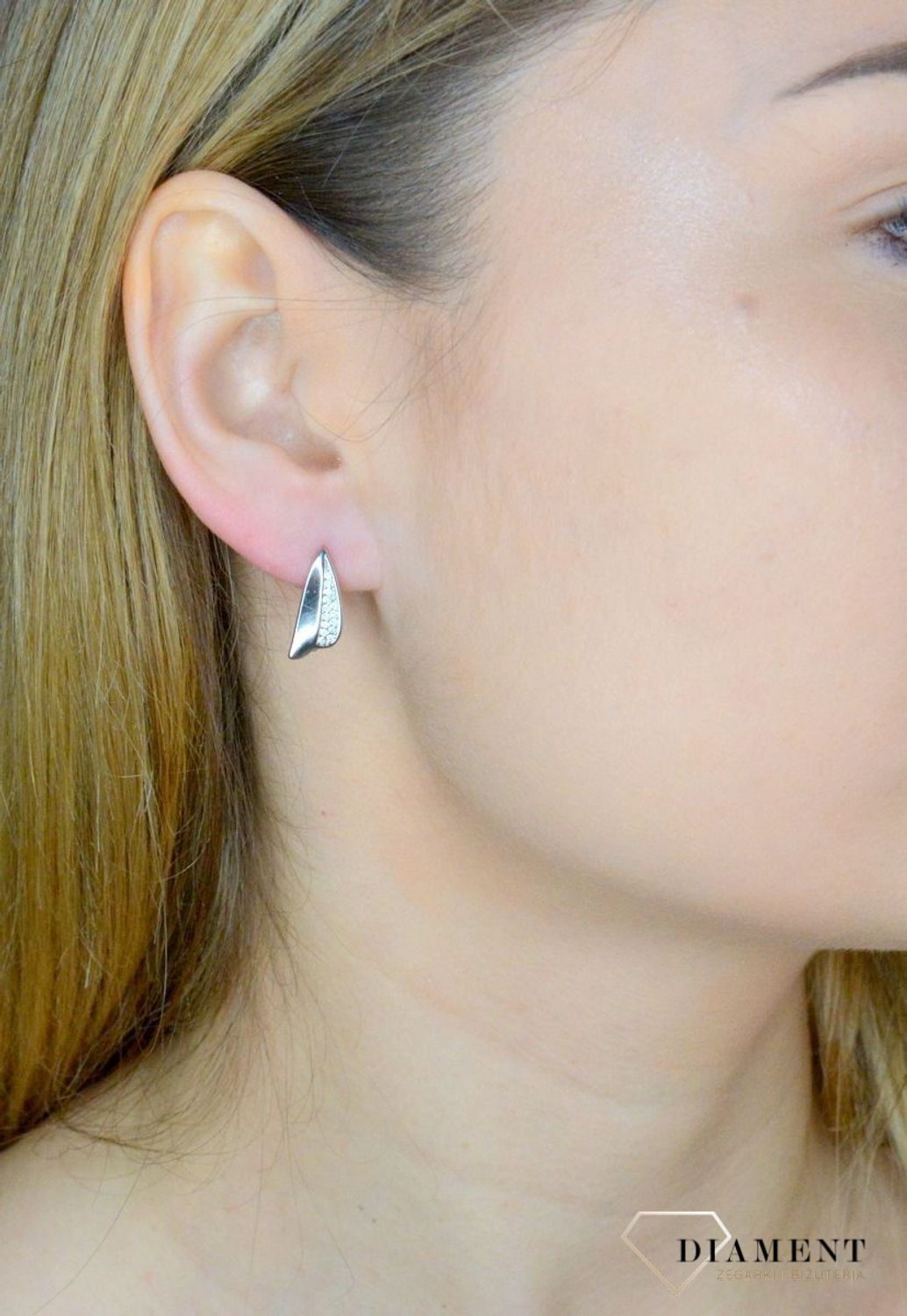 Srebrne kolczyki damskie delikatny wzór ozdobiony cyrkonią DIA-KLC-9585-925. Srebrna biżuteria. Srebrne kolczyki. Biżuteria damska. Kolczyki srebrne. Pomysł na prezent. Kolczyki z cyrkoniami. Kolczyki z zapięciem angielskim..jpg