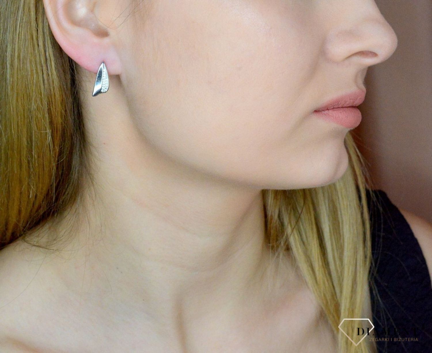 Srebrne kolczyki damskie delikatny wzór ozdobiony cyrkonią DIA-KLC-9585-925. Srebrna biżuteria. Srebrne kolczyki. Biżuteria damska. Kolczyki srebrne. Pomysł na prezent. Kolczyki z cyrkoniami. Kolczyki z zapięciem angielskim..jpg