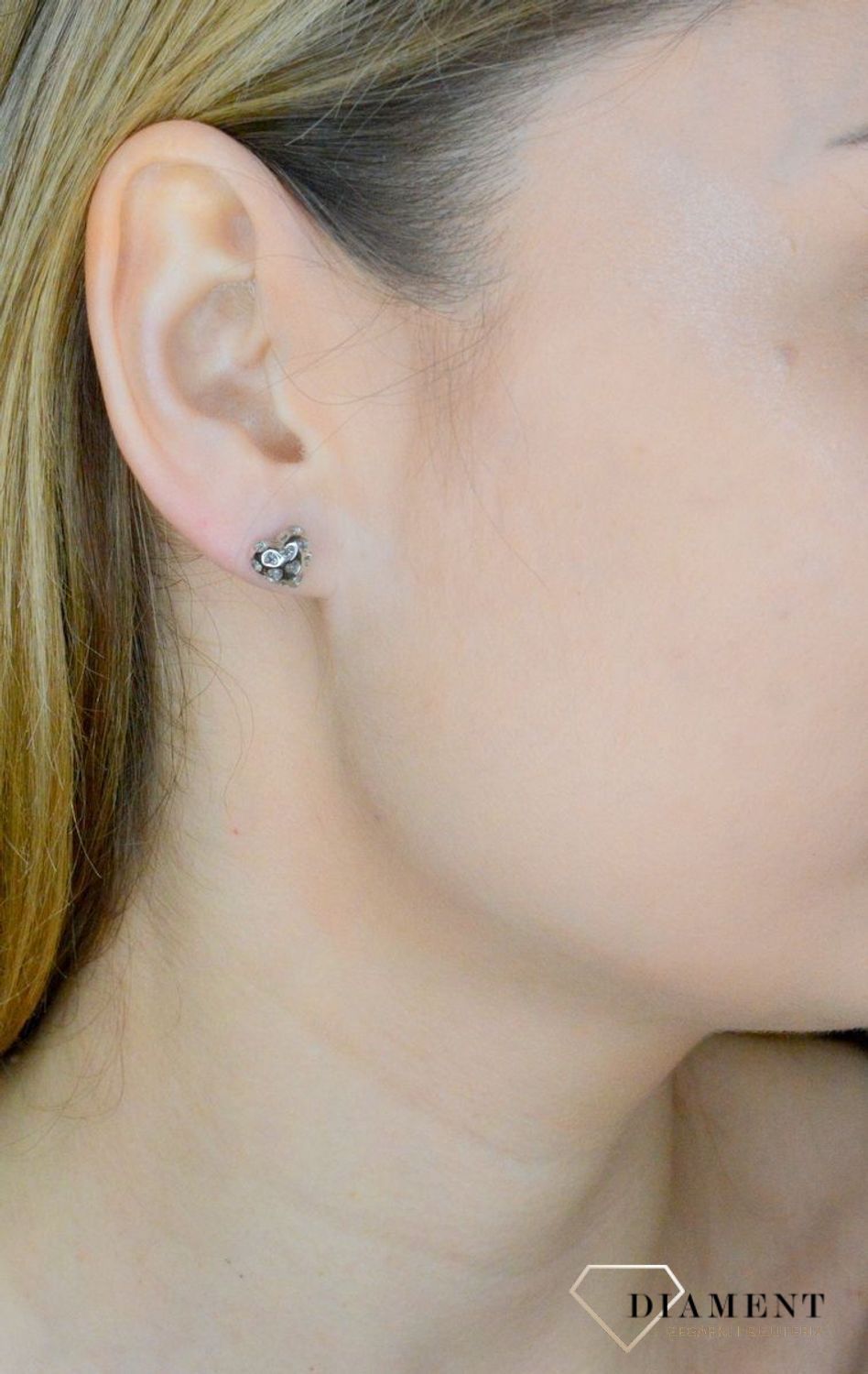 Srebrne delikatne kolczyki damskie wkrętki błyszczące serca DIA-KLC-9587-925.  Srebrne kolczyki damskie. Srebrne kolczyki wkrętki. Srebrne kolczyki damskie, dla dziecka. Kolczyki srebrne na prezent. 1.jpg