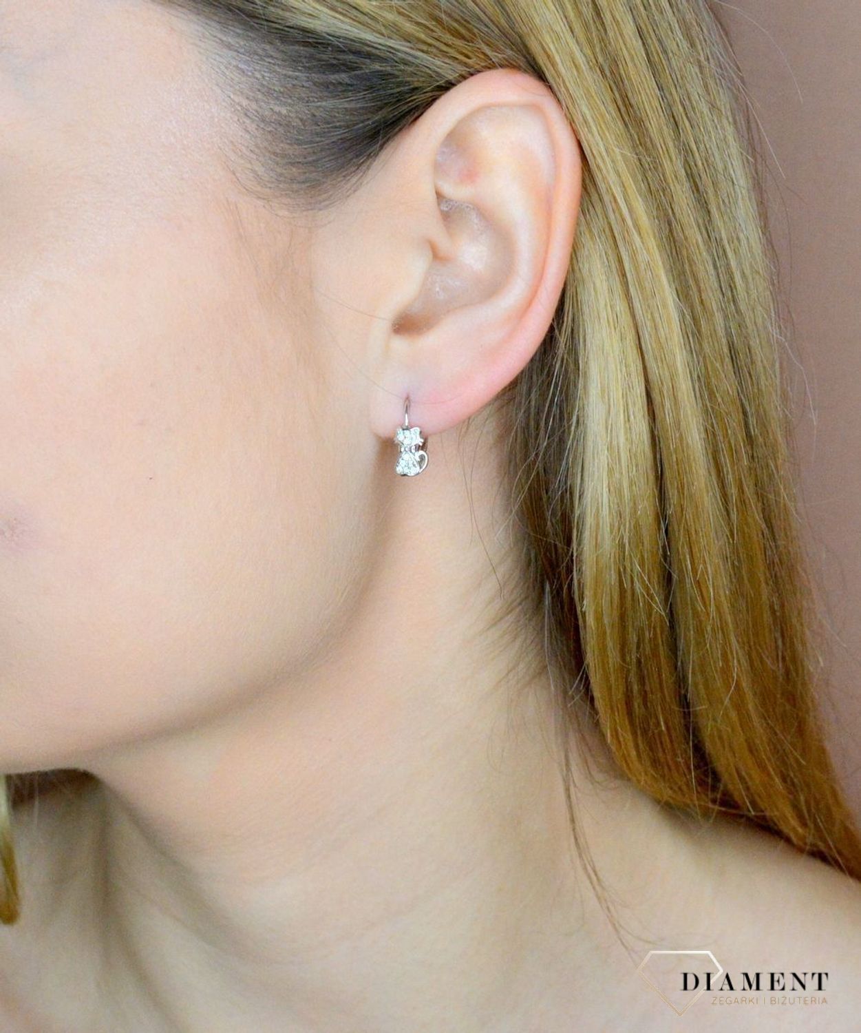 Srebrne kolczyki dla dziewczynki Błyszczące kotki angielskie zapięcie DIA-KLC-9588-925. Srebrna biżuteria. Srebrne kolczyki. Biżuteria dla dziecka. Kolczyki srebrne z motywem kota. Pomysł na prezent. Biżuteria dziecięca..jpg