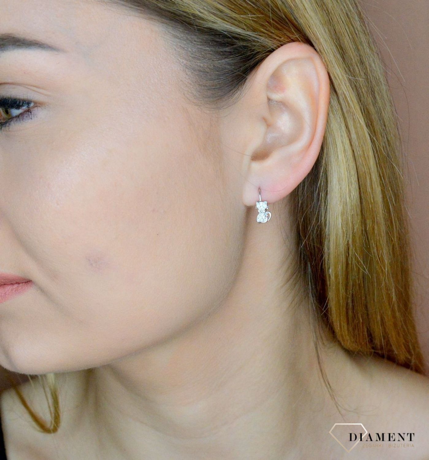 Srebrne kolczyki dla dziewczynki Błyszczące kotki angielskie zapięcie DIA-KLC-9588-925. Srebrna biżuteria. Srebrne kolczyki. Biżuteria dla dziecka. Kolczyki srebrne z motywem kota. Pomysł na prezent. Biżuteria dziecięca..jpg