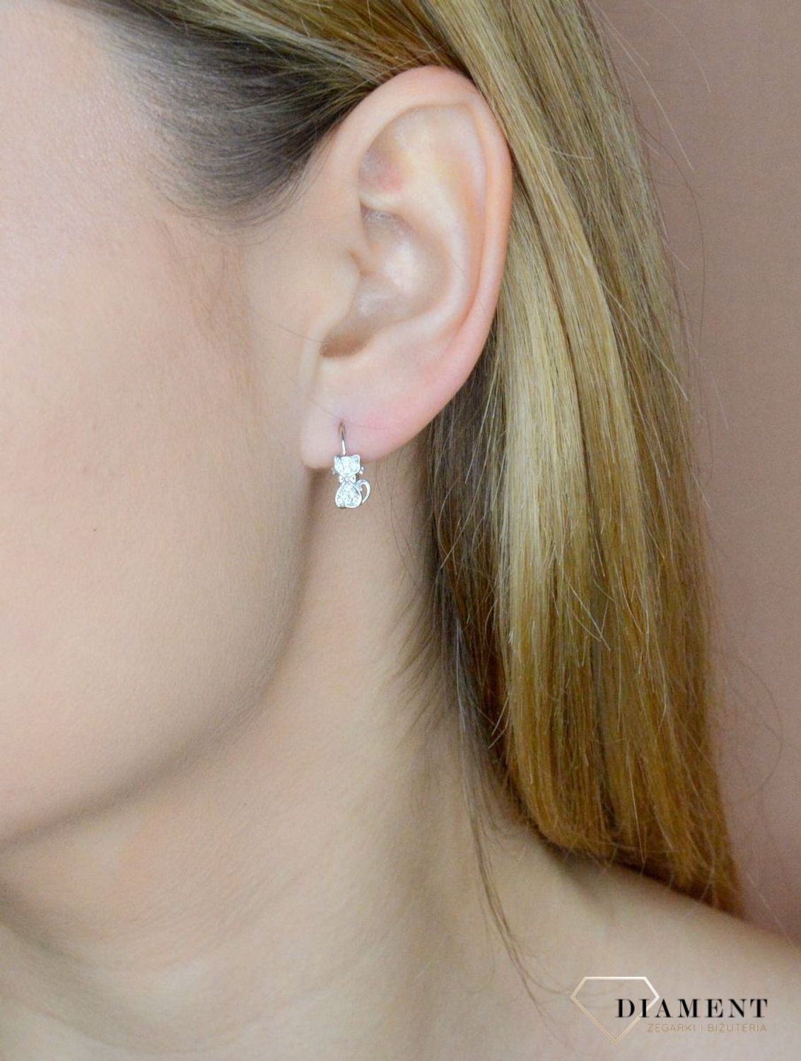 Srebrne kolczyki dla dziewczynki Błyszczące kotki angielskie zapięcie DIA-KLC-9588-925. Srebrna biżuteria. Srebrne kolczyki. Biżuteria dla dziecka. Kolczyki srebrne z motywem kota. Pomysł na prezent. Biżuteria dziecięca..jpg