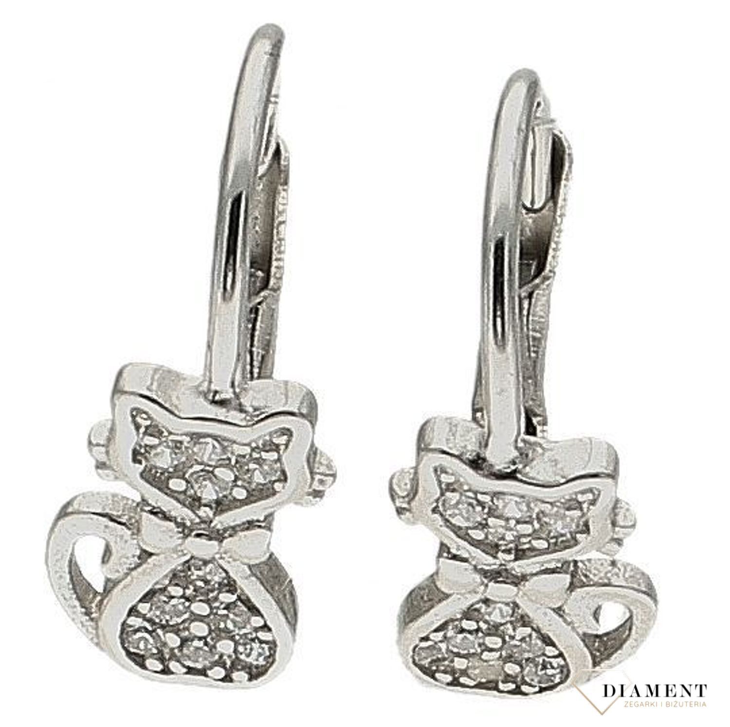 Srebrne kolczyki dla dziewczynki Błyszczące kotki angielskie zapięcie DIA-KLC-9588-925. Srebrna biżuteria. Srebrne kolczyki. Biżuteria dla dziecka. Kolczyki srebrne z motywem kota. Pomysł na prezent. Biżuteria dziecięca..jpg