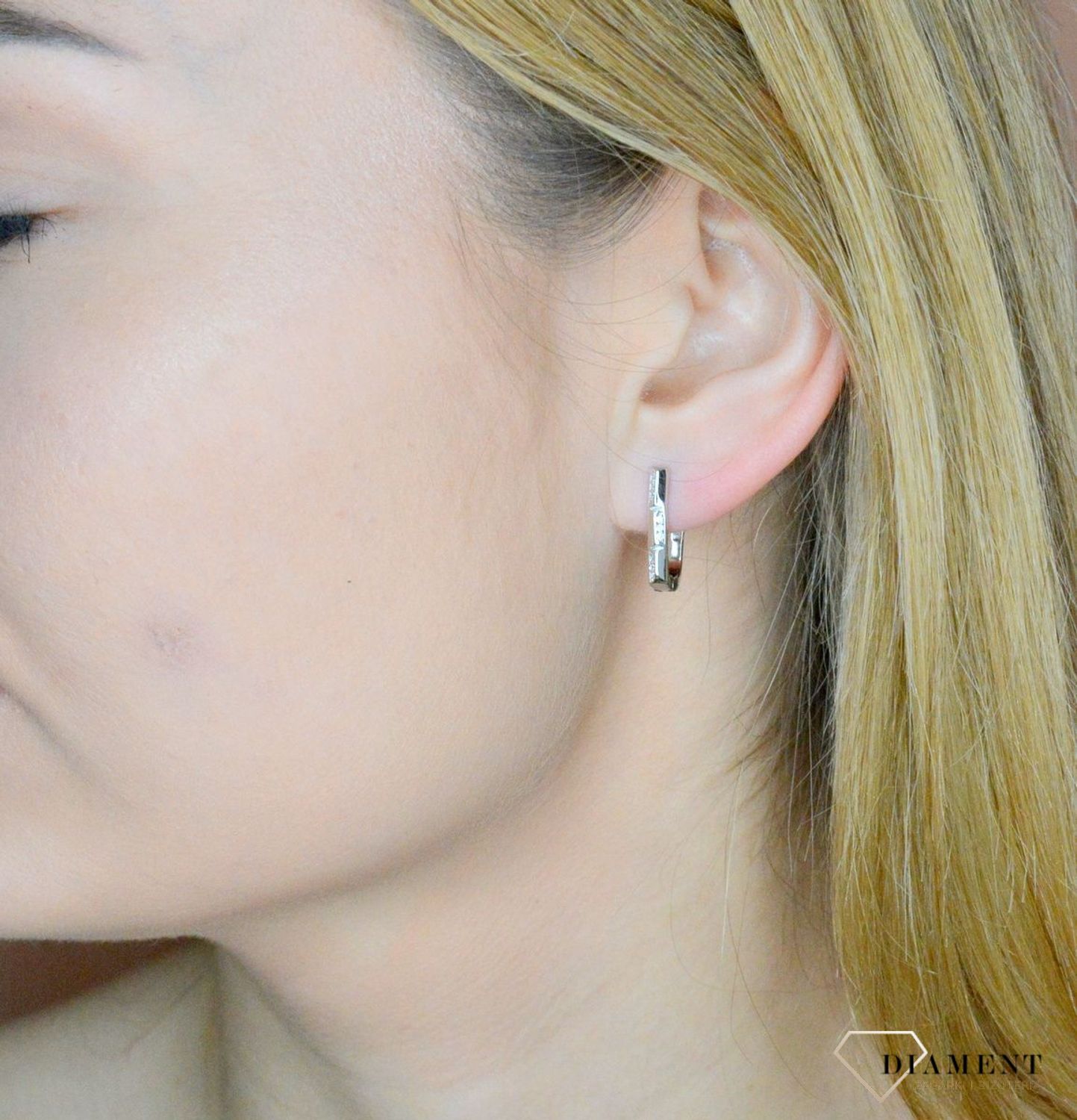 Srebrne kolczyki damskie cienkie pałeczki zapięcie angielskie DIA-KLC-9591-925. Srebrna biżuteria. Srebrne kolczyki. Biżuteria damska. Kolczyki srebrne. Pomysł na prezent. Kolczyki z cyrkoniami..jpg