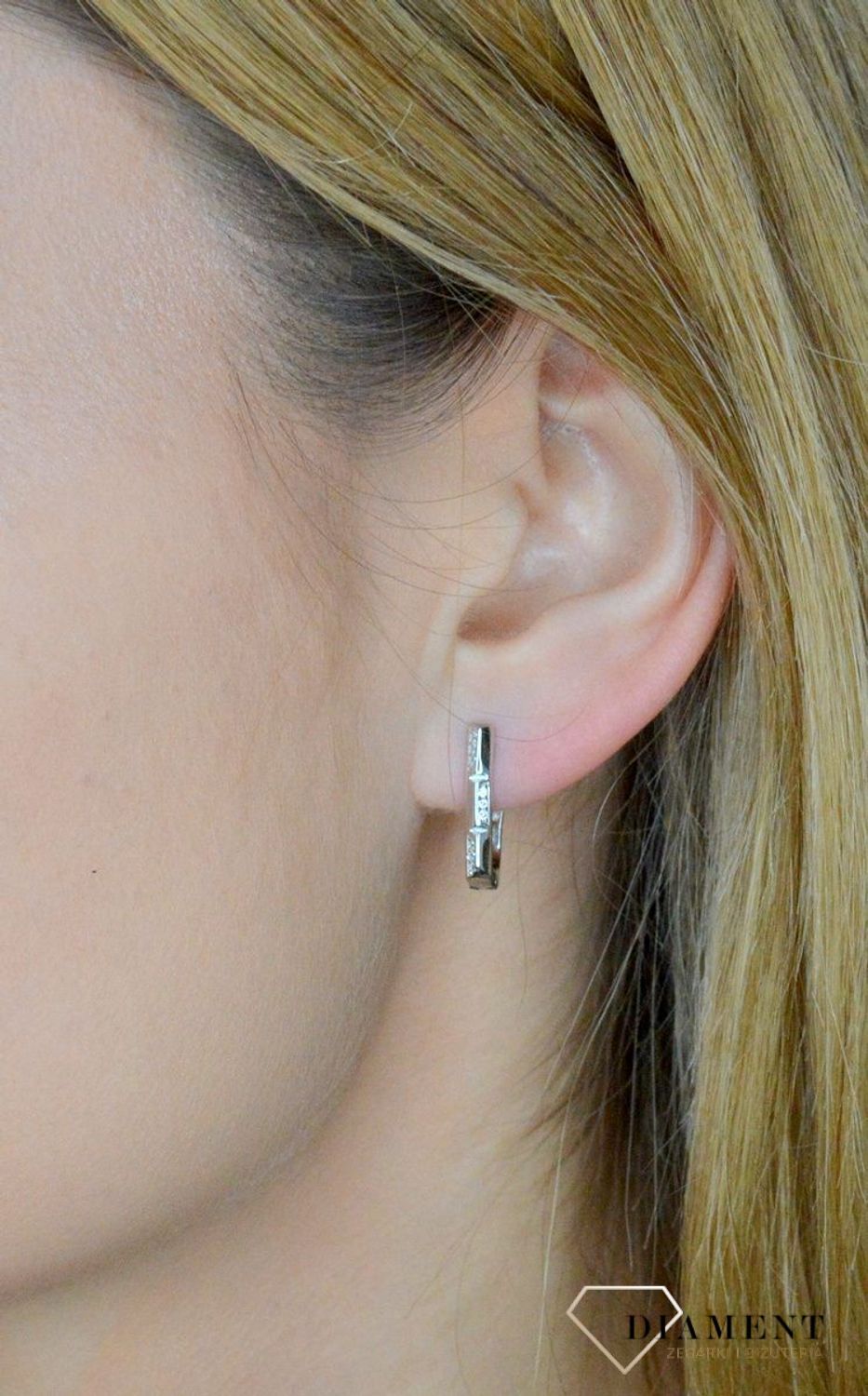 Srebrne kolczyki damskie cienkie pałeczki zapięcie angielskie DIA-KLC-9591-925. Srebrna biżuteria. Srebrne kolczyki. Biżuteria damska. Kolczyki srebrne. Pomysł na prezent. Kolczyki z cyrkoniami..jpg