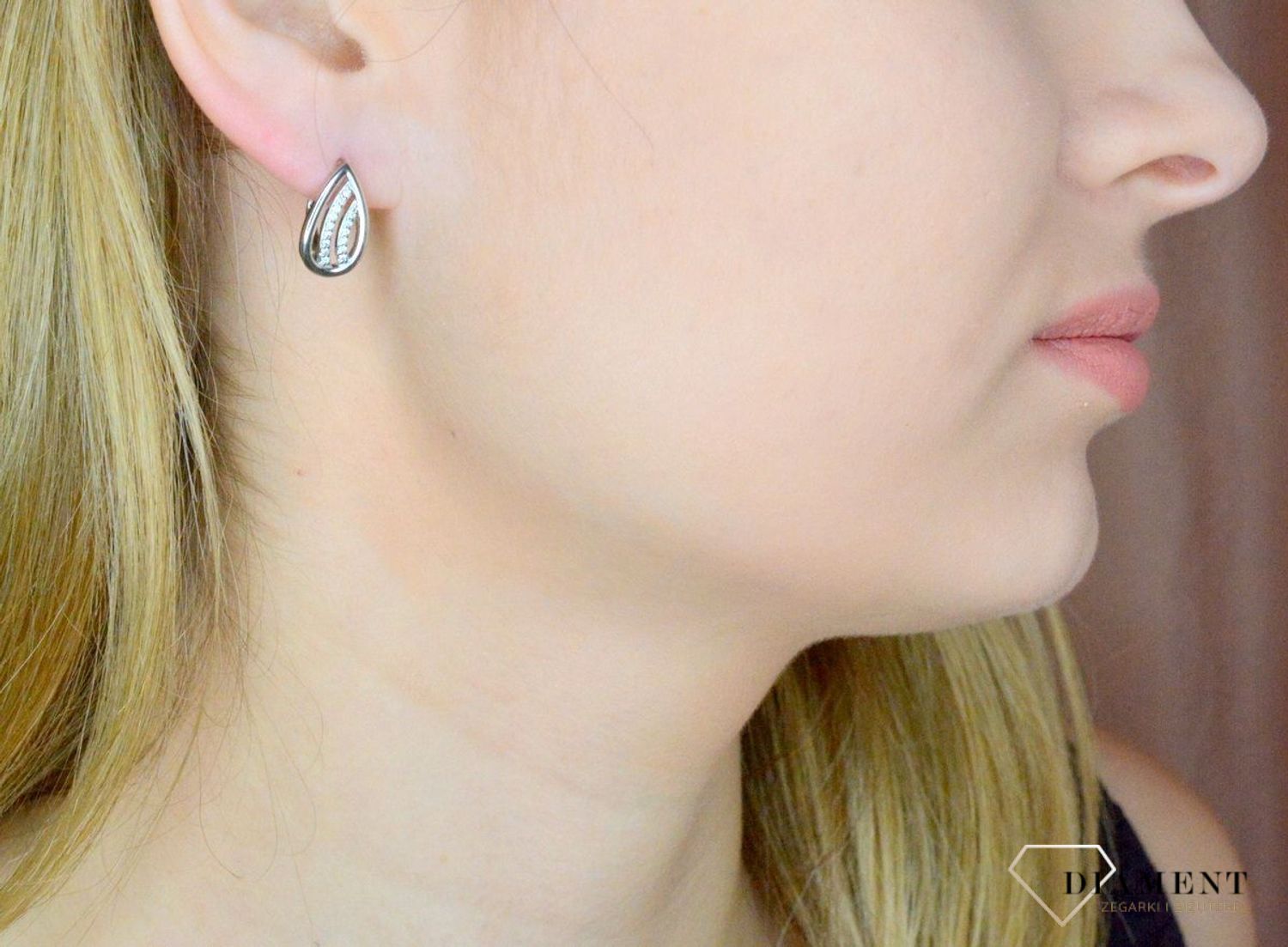 Srebrne kolczyki łezki z białymi cyrkoniami DIA-KLC-9592-925. Kolczyki srebrne łezki. Kolczyki z cyrkoniami. Biżuteria dla kobiet. Biżuteria srebrna. Pomysł na prezent. Biżuteria na lato..jpg