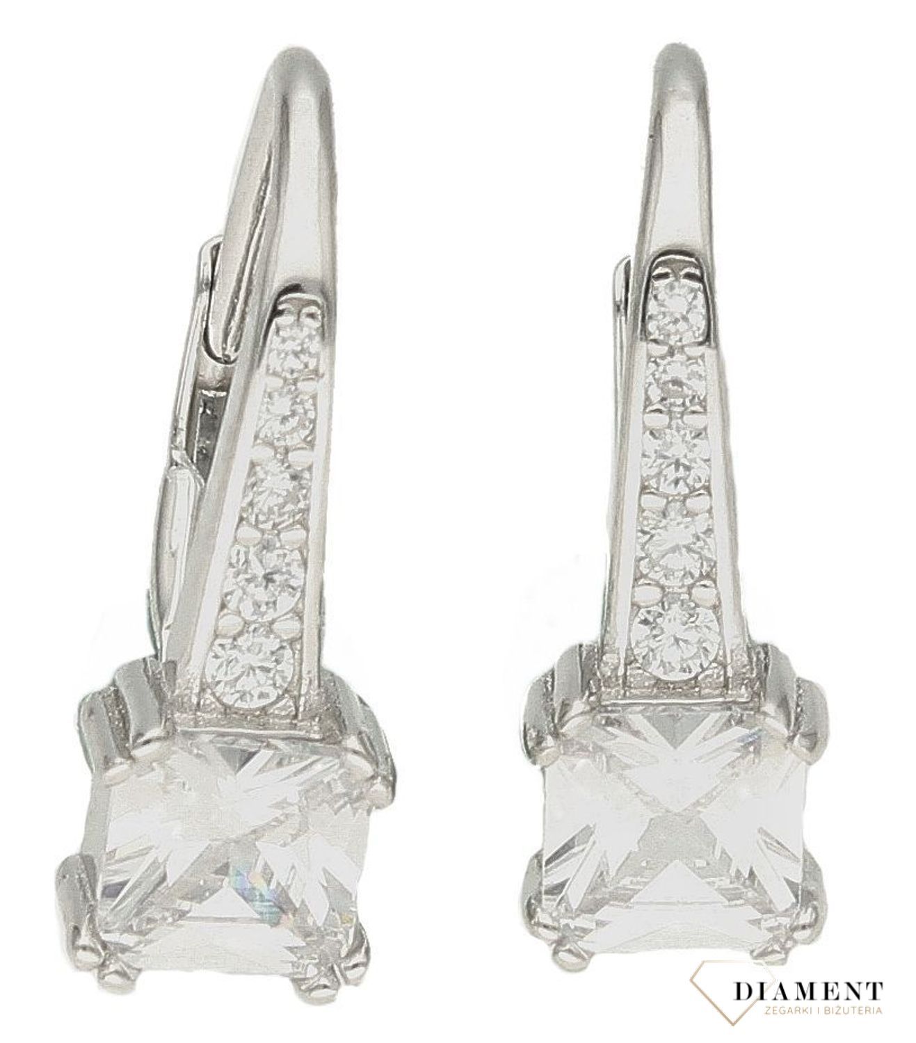 Srebrne kolczyki damskie z kwadratową białą cyrkonią wiszącą DIA-KLC-9593-925. Kolczyki srebrne. Kolczyki damskie. Eleganckie kolczyki. Kolczyki srebrne z cyrkoniami. Kolczyki na lato. Pomysł na prezent..jpg