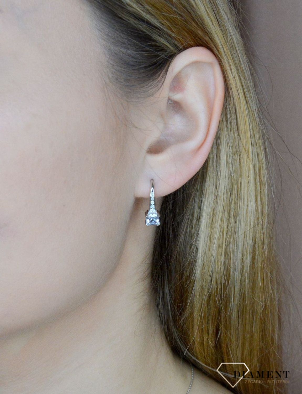 Srebrne kolczyki damskie z kwadratową białą cyrkonią wiszącą DIA-KLC-9593-925. Kolczyki srebrne. Kolczyki damskie. Eleganckie kolczyki. Kolczyki srebrne z cyrkoniami. Kolczyki na lato. Pomysł na prezent..jpg