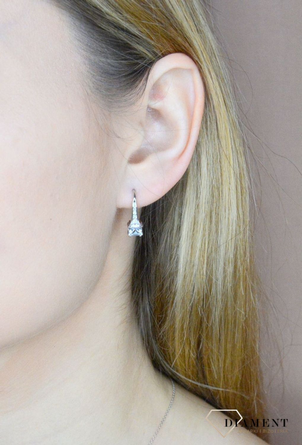 Srebrne kolczyki damskie z kwadratową białą cyrkonią wiszącą DIA-KLC-9593-925. Kolczyki srebrne. Kolczyki damskie. Eleganckie kolczyki. Kolczyki srebrne z cyrkoniami. Kolczyki na lato. Pomysł na prezent..jpg