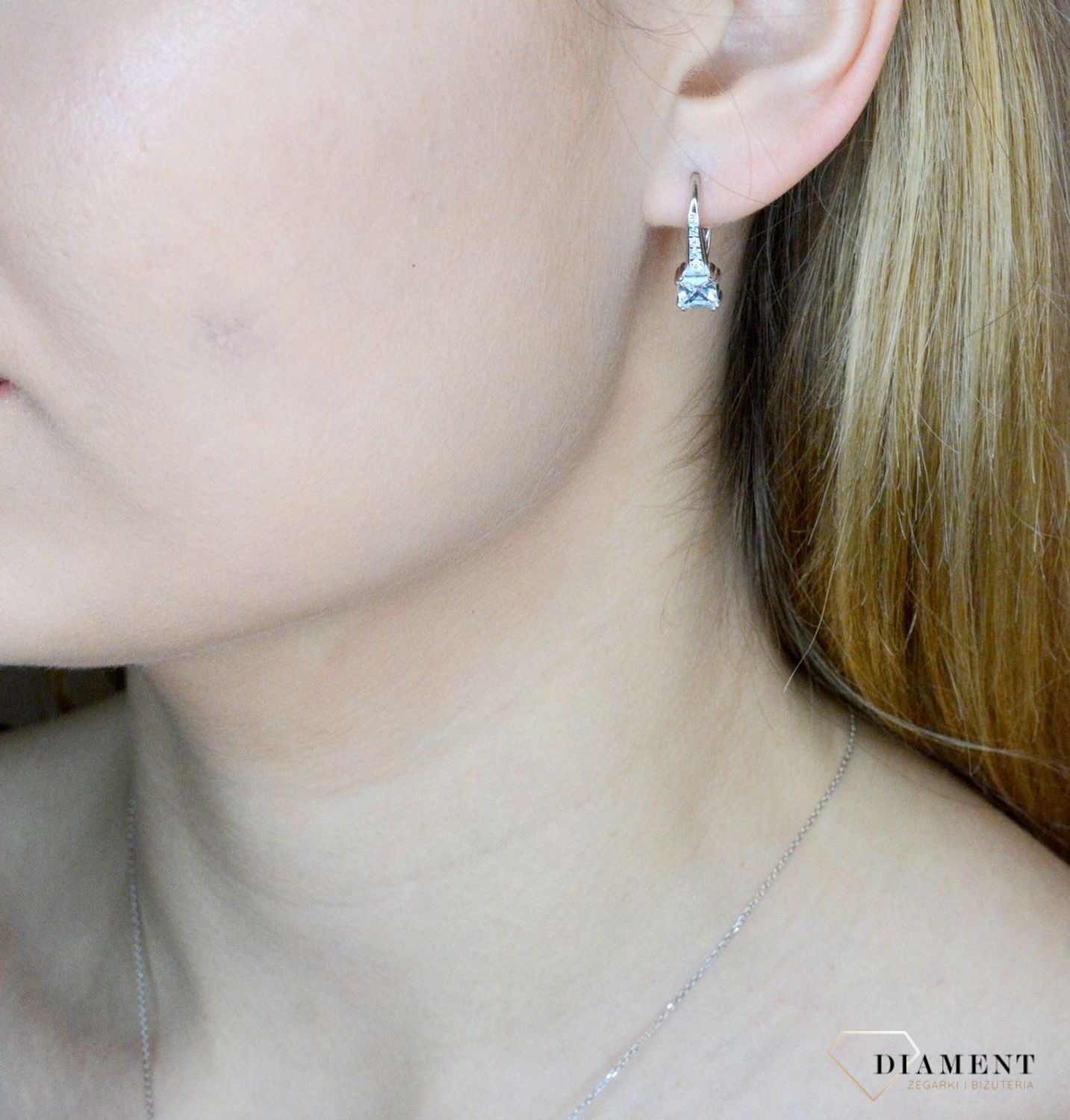 Srebrne kolczyki damskie z kwadratową białą cyrkonią wiszącą DIA-KLC-9593-925. Kolczyki srebrne. Kolczyki damskie. Eleganckie kolczyki. Kolczyki srebrne z cyrkoniami. Kolczyki na lato. Pomysł na prezent..jpg