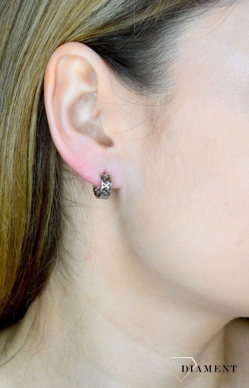 Srebrne kolczyki damskie małe ażurowe kółeczka wzór nieskończoności DIA-KLC-9594-925. Kolczyki delikatne srebrne. Pomysł na prezent dla żony, dla dziewczyny. Delikatna srebrna biżuteria. Małe kółeczka srebrne..jpg