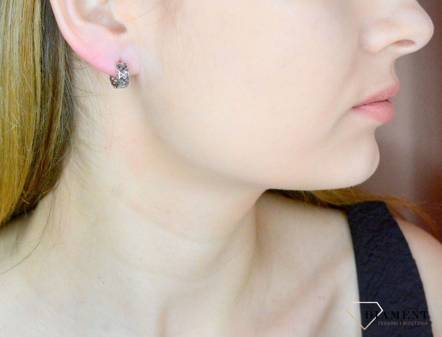 Srebrne kolczyki damskie małe ażurowe kółeczka wzór nieskończoności DIA-KLC-9594-925. Kolczyki delikatne srebrne. Pomysł na prezent dla żony, dla dziewczyny. Delikatna srebrna biżuteria. Małe kółeczka srebrne..jpg