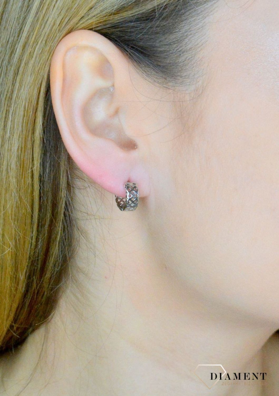 Srebrne kolczyki damskie małe ażurowe kółeczka wzór nieskończoności DIA-KLC-9594-925. Kolczyki delikatne srebrne. Pomysł na prezent dla żony, dla dziewczyny. Delikatna srebrna biżuteria. Małe kółeczka srebrne..jpg