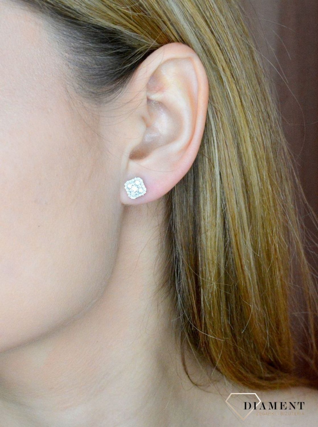 Srebrne kolczyki damskie 925 wkrętki kwadraty wysadzane cyrkoniami DIA-KLC-9595-925. Delikatne kolczyki damskie. Kolczyki dla dz.jpg