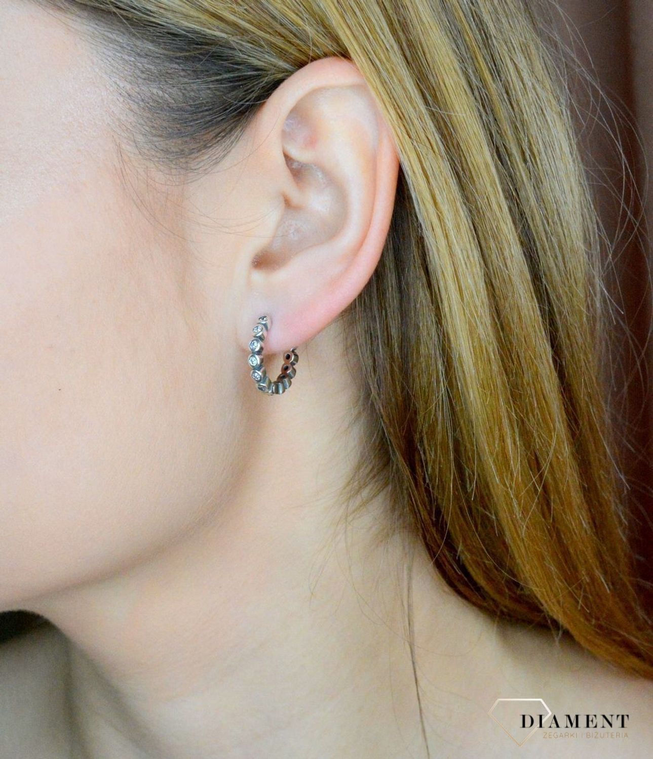 Srebrne kolczyki małe koła ozdobione białą cyrkonią DIA-KLC-9596-925. Srebrna biżuteria. Biżuteria dla kobiety. Kolczyki z cyrkoniami. Kolczyki koła. Biżuteria na lato. Pomysł na prezent. 2.jpg