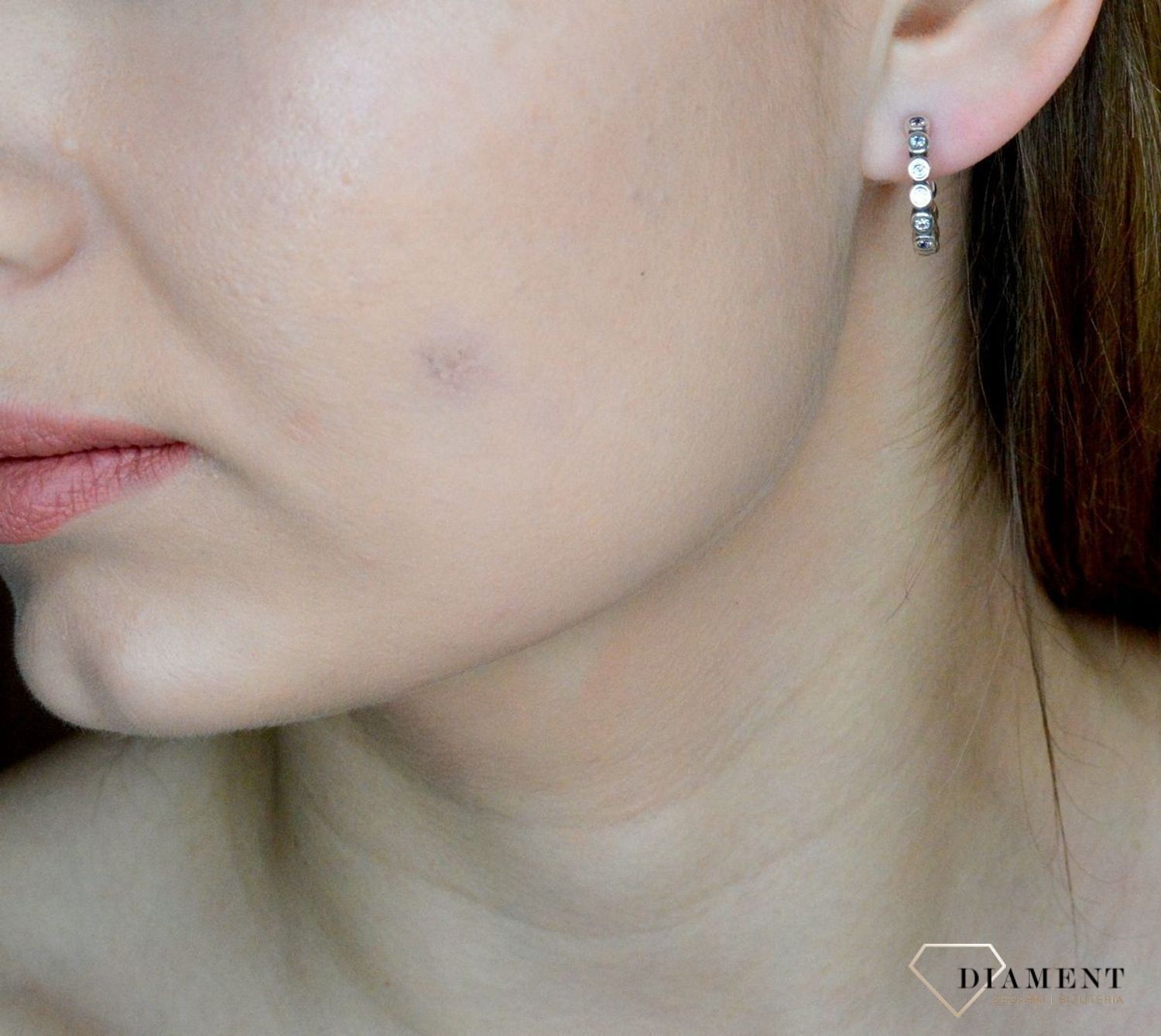 Srebrne kolczyki małe koła ozdobione białą cyrkonią DIA-KLC-9596-925. Srebrna biżuteria. Biżuteria dla kobiety. Kolczyki z cyrkoniami. Kolczyki koła. Biżuteria na lato. Pomysł na prezent. 2.jpg