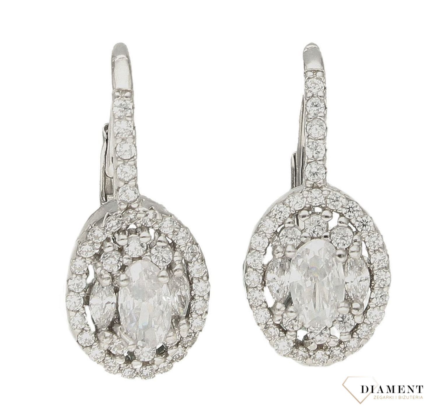 Srebrne kolczyki damskie angielskie wysadzane błyszczącymi cyrkoniami DIA-KLC-9598-925. Srebrna biżuteria. Srebrne kolczyki. Biżuteria damska. Kolczyki srebrne. Pomysł na prezent. Kolczyki z cyrkoniami..jpg