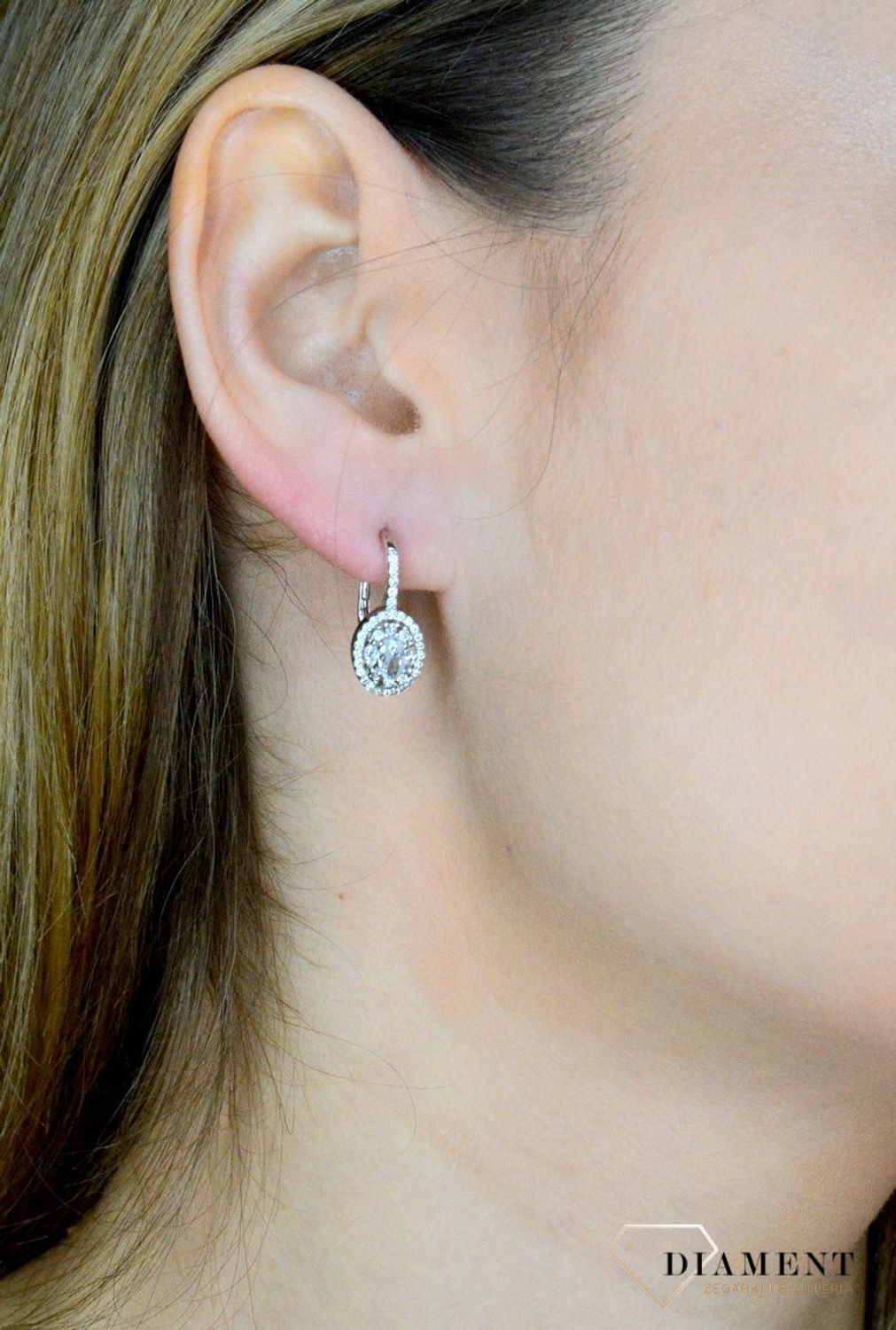 Srebrne kolczyki damskie angielskie wysadzane błyszczącymi cyrkoniami DIA-KLC-9598-925. Srebrna biżuteria. Srebrne kolczyki. Biżuteria damska. Kolczyki srebrne. Pomysł na prezent. Kolczyki z cyrkoniami..jpg