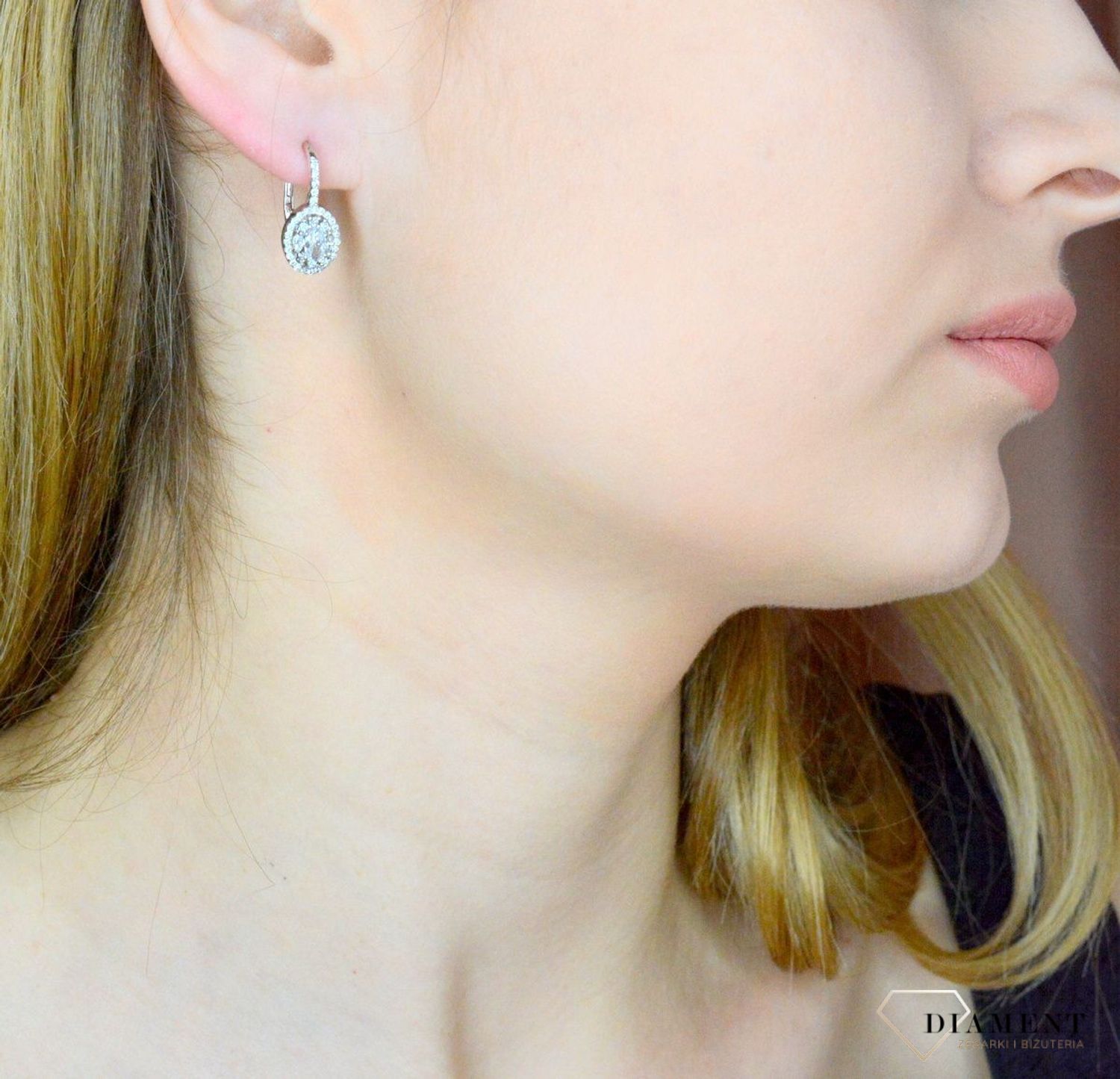 Srebrne kolczyki damskie angielskie wysadzane błyszczącymi cyrkoniami DIA-KLC-9598-925. Srebrna biżuteria. Srebrne kolczyki. Biżuteria damska. Kolczyki srebrne. Pomysł na prezent. Kolczyki z cyrkoniami..jpg