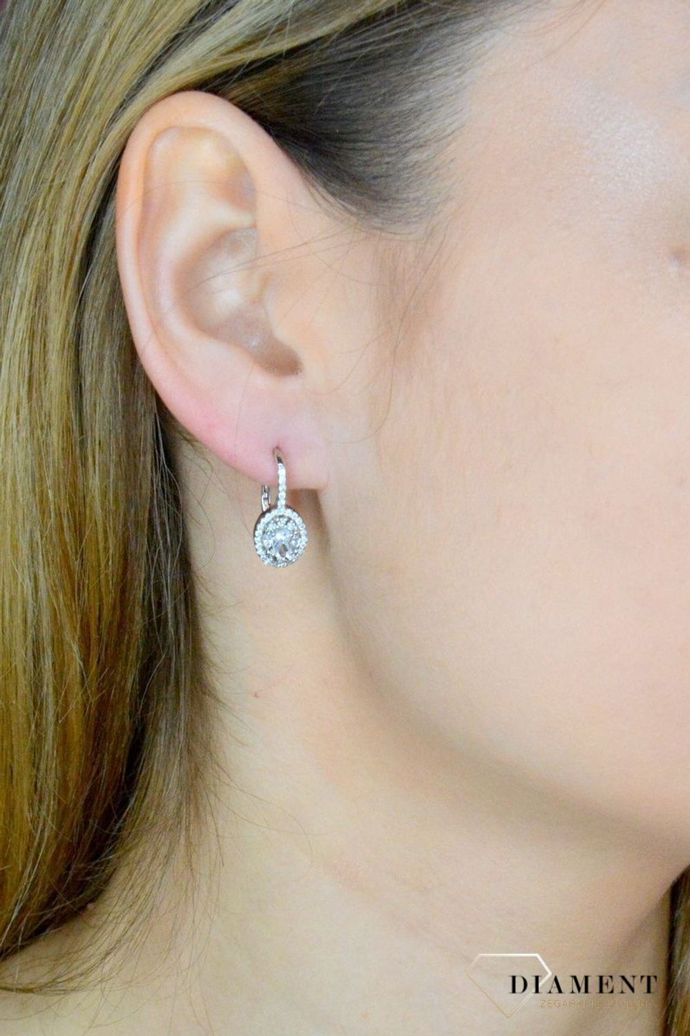 Srebrne kolczyki damskie angielskie wysadzane błyszczącymi cyrkoniami DIA-KLC-9598-925. Srebrna biżuteria. Srebrne kolczyki. Biżuteria damska. Kolczyki srebrne. Pomysł na prezent. Kolczyki z cyrkoniami..jpg