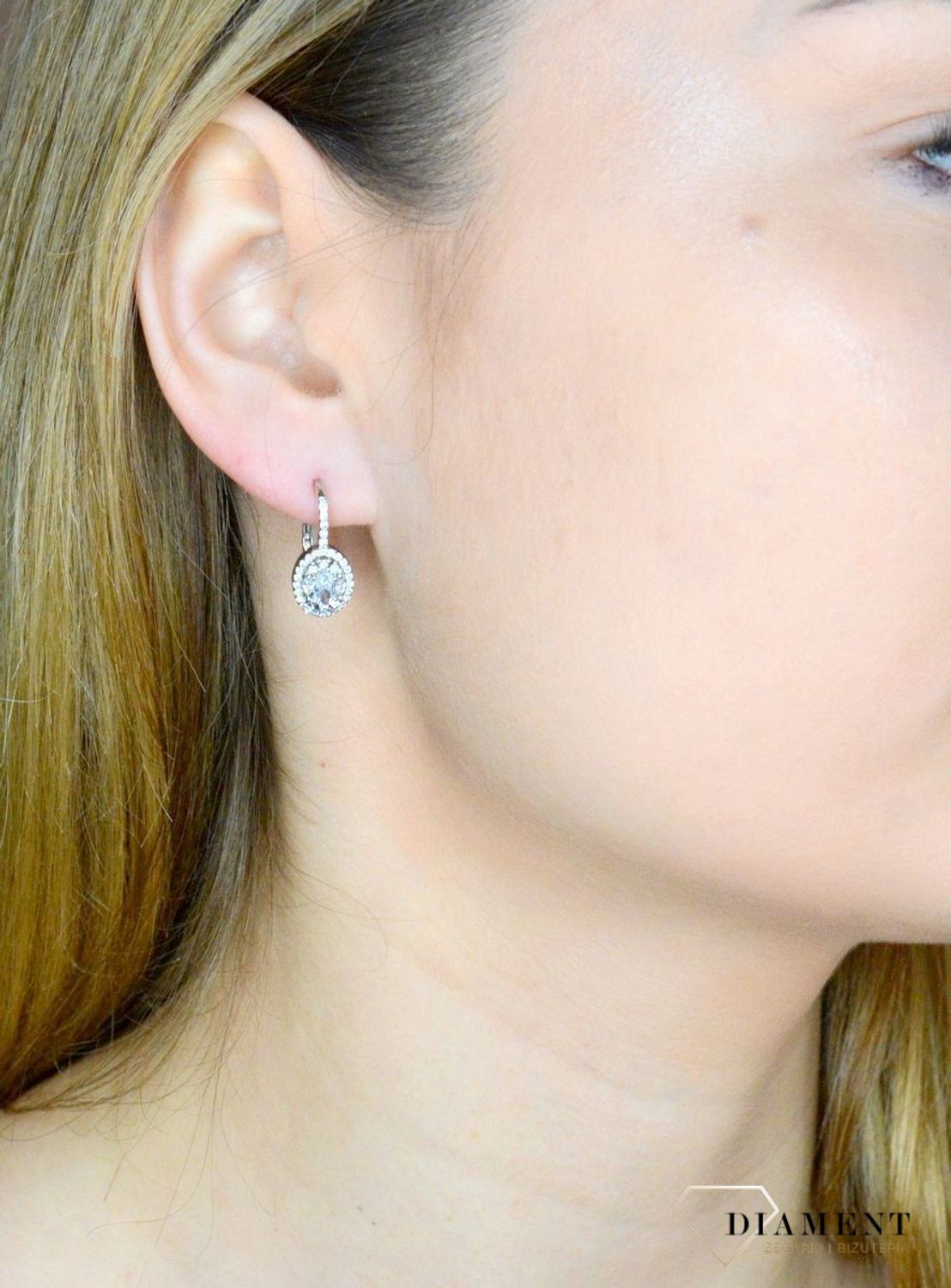 Srebrne kolczyki damskie angielskie wysadzane błyszczącymi cyrkoniami DIA-KLC-9598-925. Srebrna biżuteria. Srebrne kolczyki. Biżuteria damska. Kolczyki srebrne. Pomysł na prezent. Kolczyki z cyrkoniami..jpg