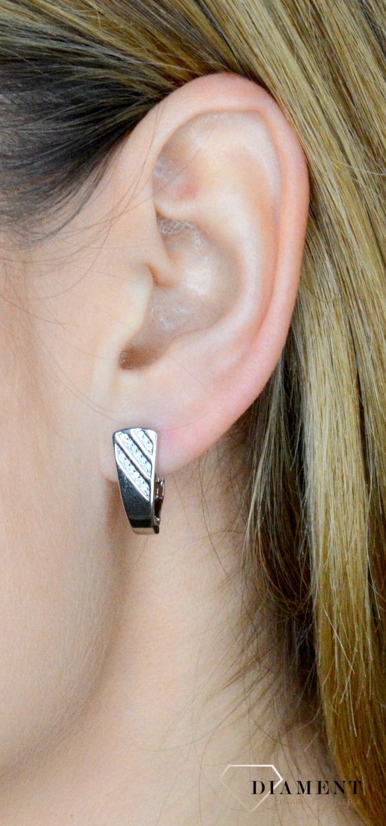 Srebrne kolczyki damskie 925 pasma cyrkonii angielskie zapięcie DIA-KLC-9601-925. Srebrna biżuteria. Srebrne kolczyki. Biżuteria damska. Kolczyki srebrne. Pomysł na prezent. Kolczyki z cyrkoniami..jpg