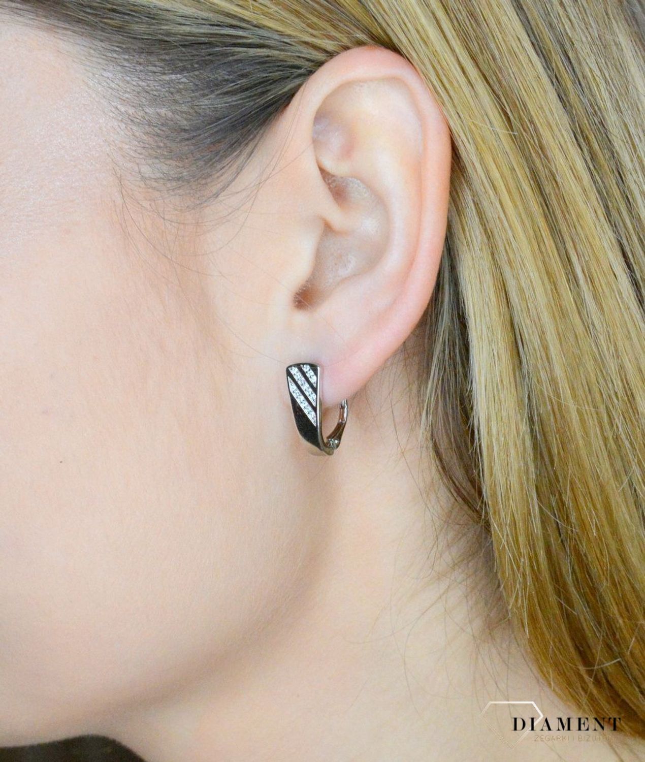 Srebrne kolczyki damskie 925 pasma cyrkonii angielskie zapięcie DIA-KLC-9601-925. Srebrna biżuteria. Srebrne kolczyki. Biżuteria damska. Kolczyki srebrne. Pomysł na prezent. Kolczyki z cyrkoniami..jpg