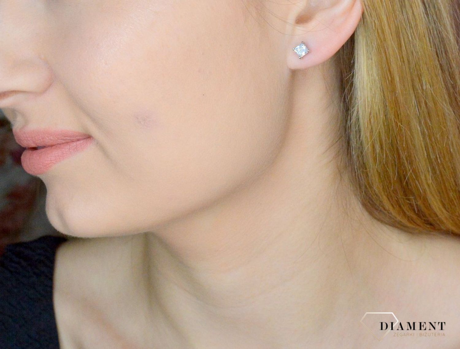 Srebrne kolczyki damskie 925 wkrętki kwadratowe białe cyrkonie DIA-KLC-9603-925. Delikatne kolczyki damskie. Kolczyki dla dziewczynki. Klasyczne kolczyki z cyrkonią. Pomysł na prezent dla kobiety, dla dziewczynki..jpg