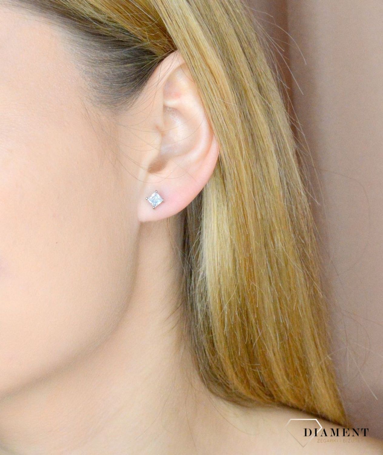 Srebrne kolczyki damskie 925 wkrętki kwadratowe białe cyrkonie DIA-KLC-9603-925. Delikatne kolczyki damskie. Kolczyki dla dziewczynki. Klasyczne kolczyki z cyrkonią. Pomysł na prezent dla kobiety, dla dziewczynki..jpg