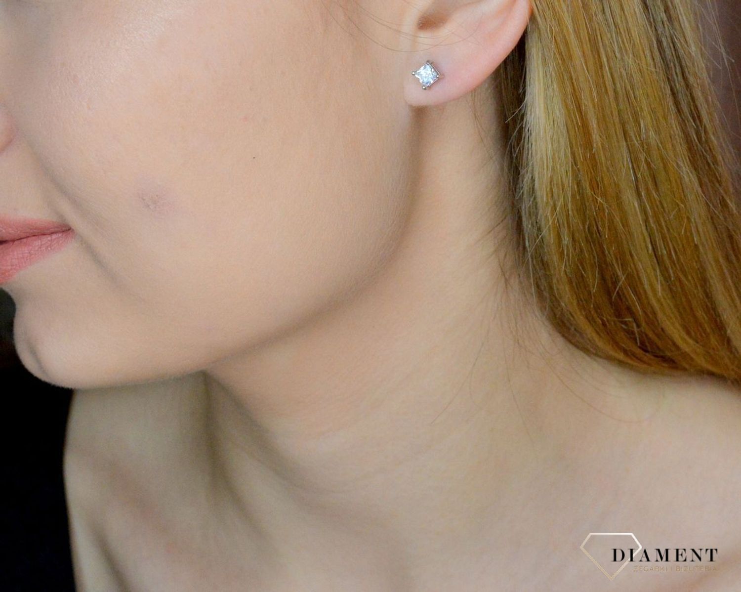 Srebrne kolczyki damskie 925 wkrętki kwadratowe białe cyrkonie DIA-KLC-9603-925. Delikatne kolczyki damskie. Kolczyki dla dziewczynki. Klasyczne kolczyki z cyrkonią. Pomysł na prezent dla kobiety, dla dziewczynki..jpg