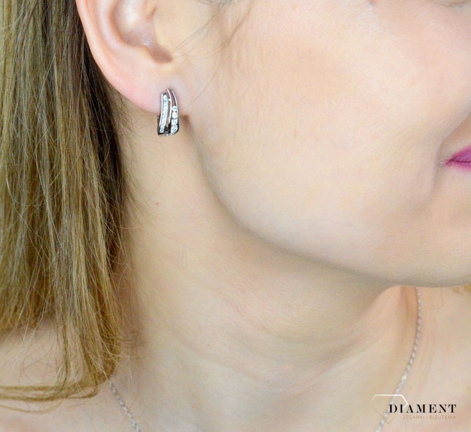 Srebrne kolczyki damskie 925 angielskie zapięcie z cyrkoniami DIA-KLC-9604-925. Srebrne kolczyki damskie. Kolczyki srebrne damskie z zapięciem angielskim. Srebrne kolczyki z cyrkoniami. Kolczyki srebrne damskie na prezent..jpg