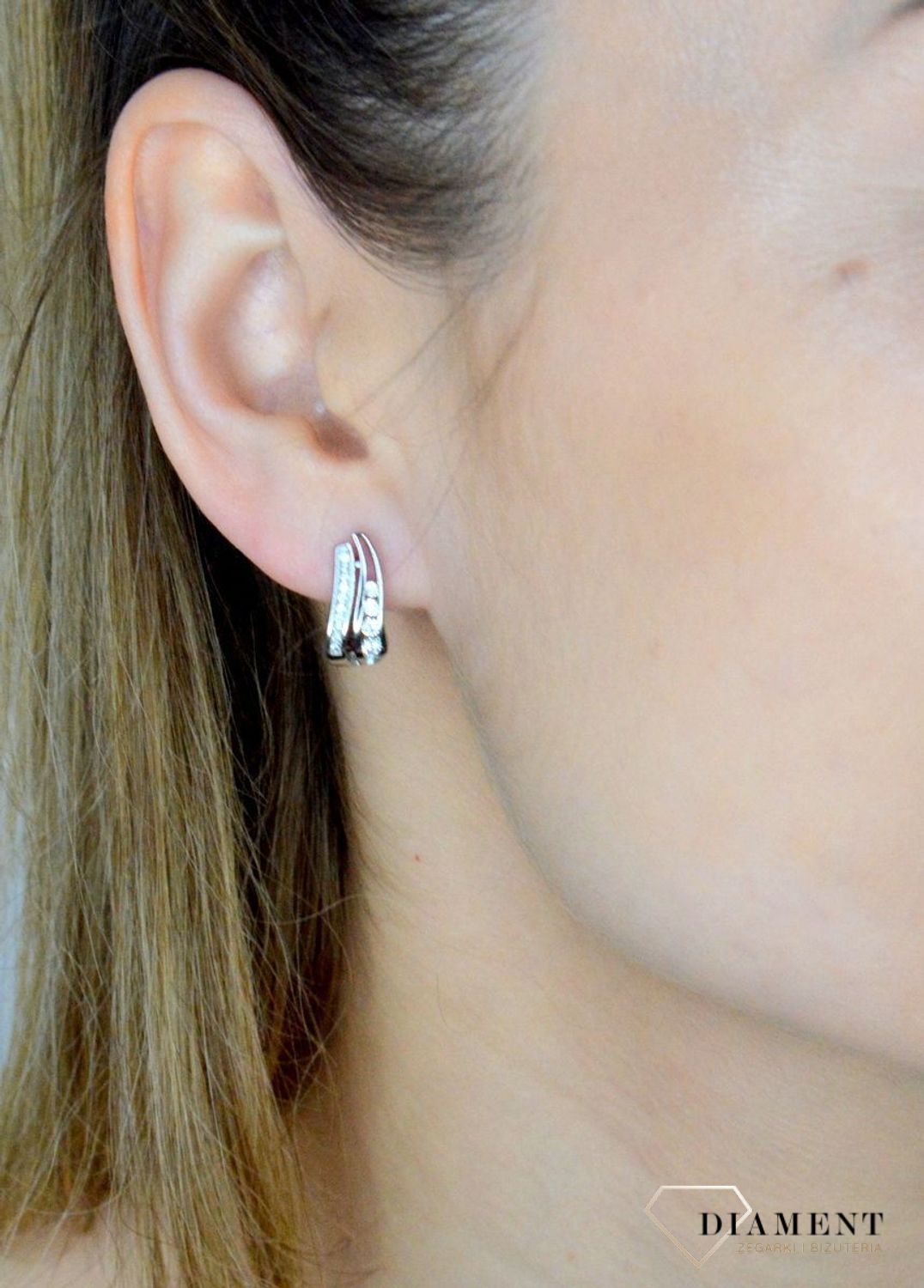 Srebrne kolczyki damskie 925 angielskie zapięcie z cyrkoniami DIA-KLC-9604-925. Srebrne kolczyki damskie. Kolczyki srebrne damskie z zapięciem angielskim. Srebrne kolczyki z cyrkoniami. Kolczyki srebrne damskie na prezent..jpg