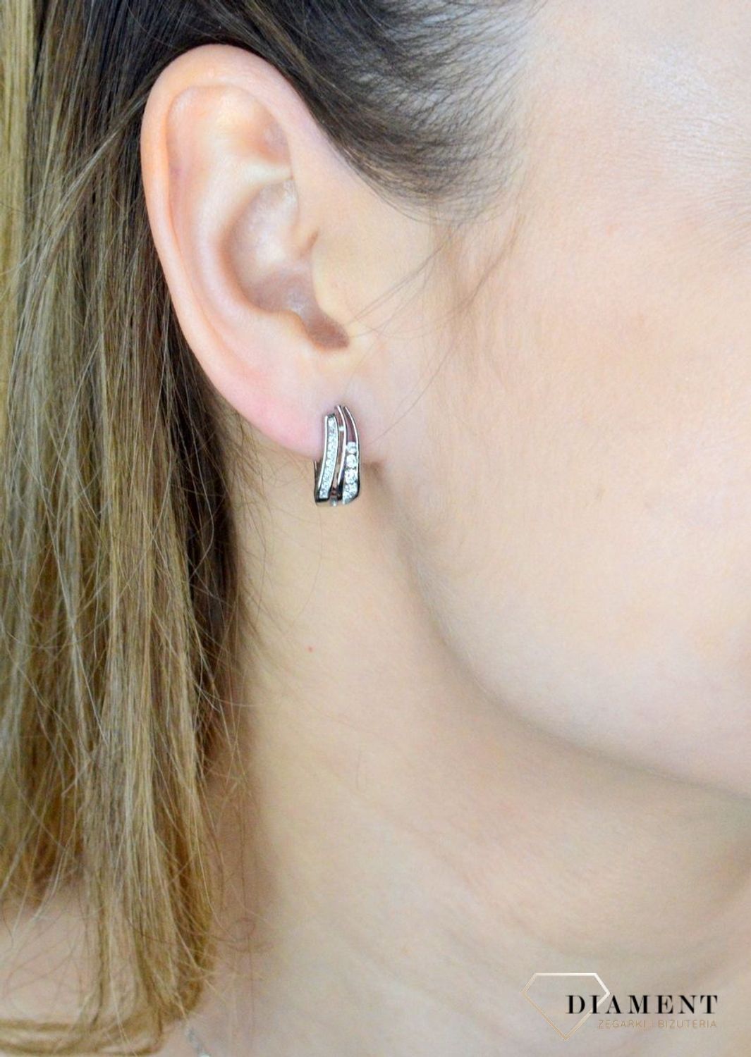 Srebrne kolczyki damskie 925 angielskie zapięcie z cyrkoniami DIA-KLC-9604-925. Srebrne kolczyki damskie. Kolczyki srebrne damskie z zapięciem angielskim. Srebrne kolczyki z cyrkoniami. Kolczyki srebrne damskie na prezent..jpg