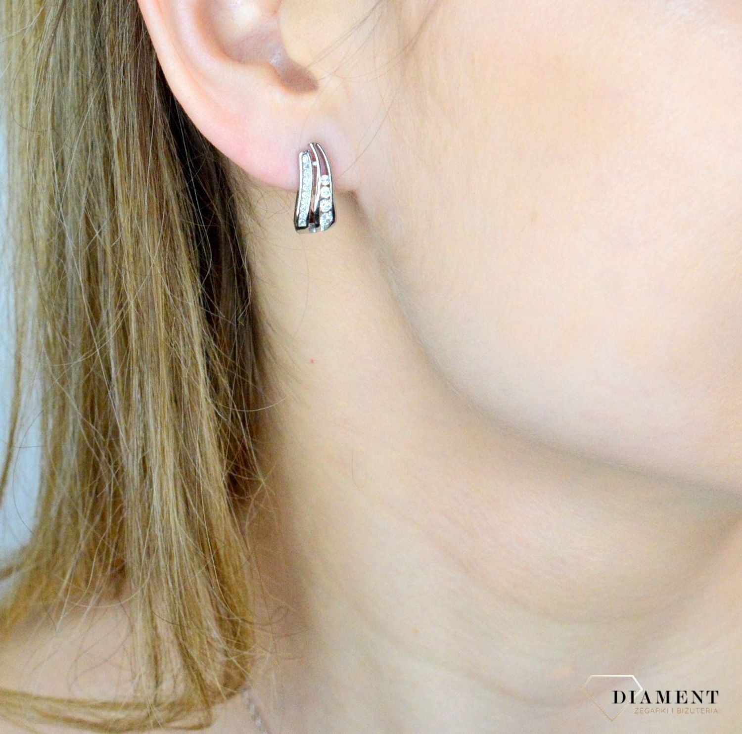 Srebrne kolczyki damskie 925 angielskie zapięcie z cyrkoniami DIA-KLC-9604-925. Srebrne kolczyki damskie. Kolczyki srebrne damskie z zapięciem angielskim. Srebrne kolczyki z cyrkoniami. Kolczyki srebrne damskie na prezent..jpg