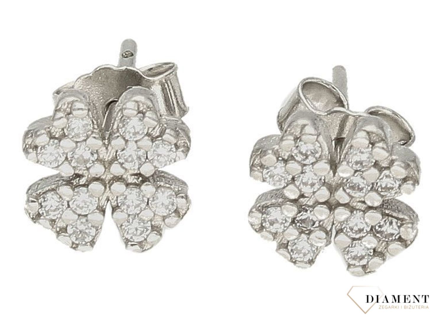 Srebrne koczyki damskie na sztyft Kwiatki wysadzane cyrkoniami DIA-KLC-9605-925. Delikatne kolczyki damskie. Kolczyki dla dziewczynki. Klasyczne kolczyki z cyrkonią. Pomysł na prezent dla kobiety, dla dziewczynki. Kolczyki kwi.jpg