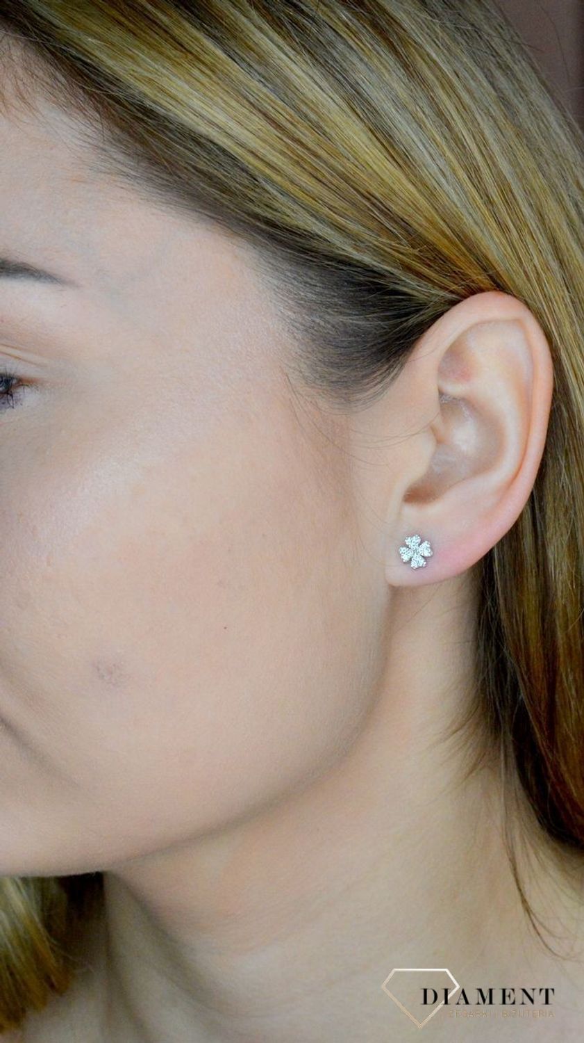 Srebrne koczyki damskie na sztyft Kwiatki wysadzane cyrkoniami DIA-KLC-9605-925. Delikatne kolczyki damskie. Kolczyki dla dziewczynki. Klasyczne kolczyki z cyrkonią. Pomysł na prezent dla kobiety, dla dziewczynki. Kolczyki kwi.jpg