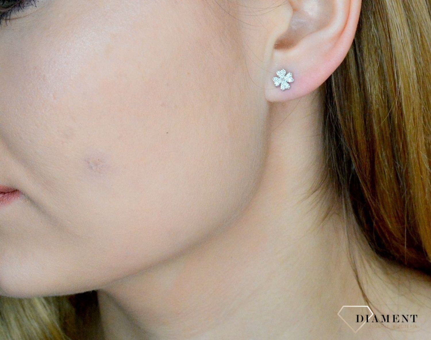 Srebrne koczyki damskie na sztyft Kwiatki wysadzane cyrkoniami DIA-KLC-9605-925. Delikatne kolczyki damskie. Kolczyki dla dziewczynki. Klasyczne kolczyki z cyrkonią. Pomysł na prezent dla kobiety, dla dziewczynki. Kolczyki kwi.jpg