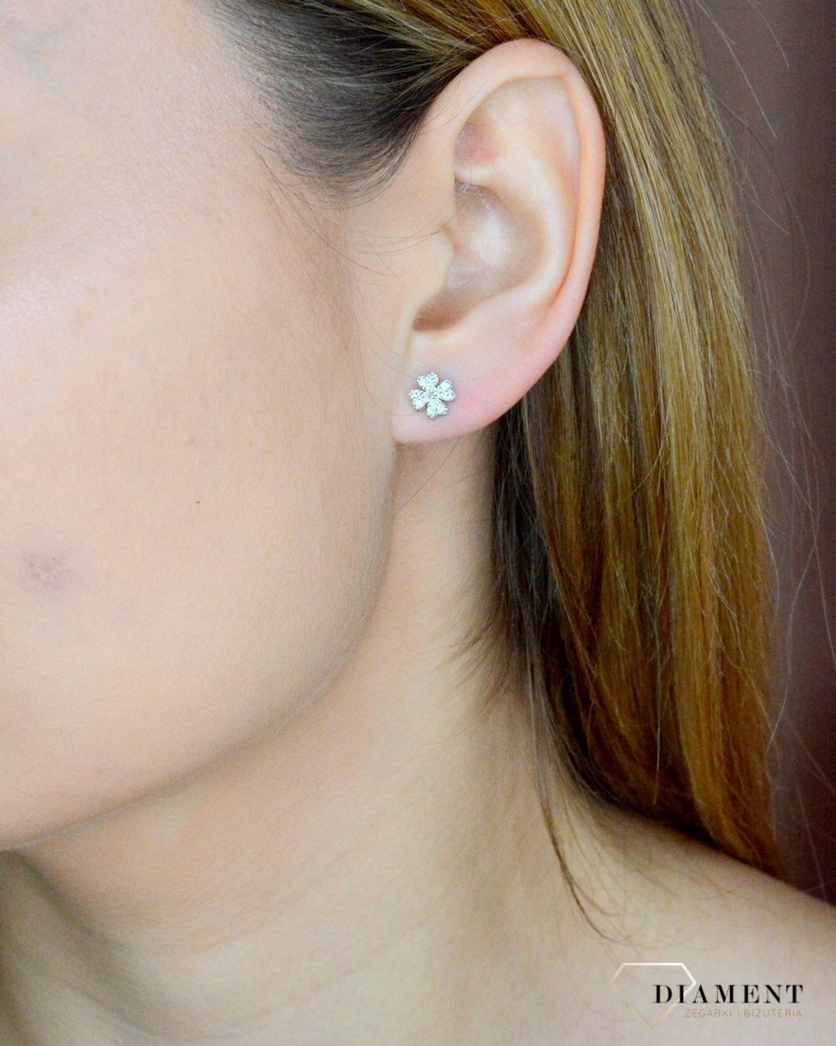 Srebrne koczyki damskie na sztyft Kwiatki wysadzane cyrkoniami DIA-KLC-9605-925. Delikatne kolczyki damskie. Kolczyki dla dziewczynki. Klasyczne kolczyki z cyrkonią. Pomysł na prezent dla kobiety, dla dziewczynki. Kolczyki kwi.jpg