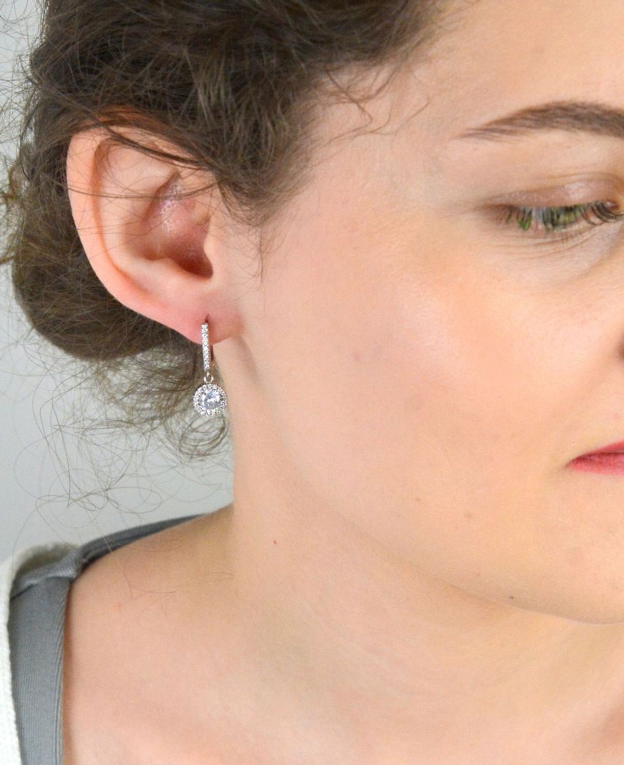 Kolczyki srebrne wiszące z cyrkoniami próba 925, DIA-KLC-9606-925 to wyjątkowy dodatek, który łączy klasyczną formę z eleganckim blaskiem. Wykonane z wysokiej jakości srebra 1.jpg