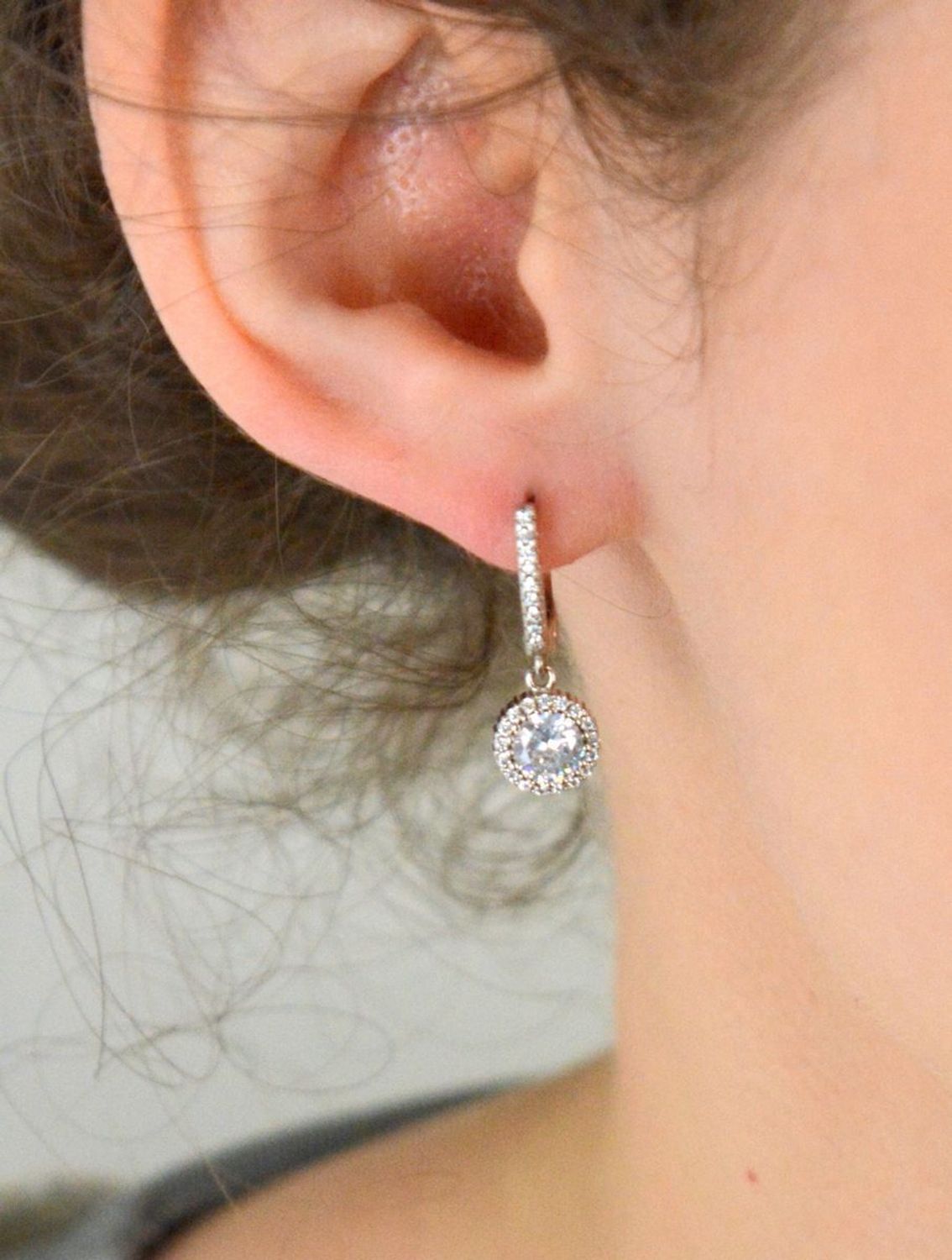 Kolczyki srebrne wiszące z cyrkoniami próba 925, DIA-KLC-9606-925 to wyjątkowy dodatek, który łączy klasyczną formę z eleganckim blaskiem. Wykonane z wysokiej jakości srebra 1.jpg