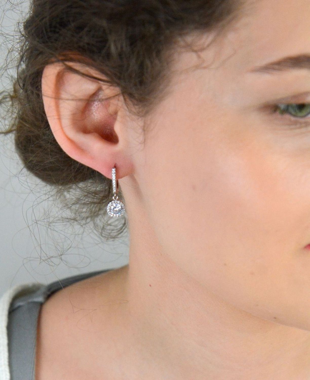 Kolczyki srebrne wiszące z cyrkoniami próba 925, DIA-KLC-9606-925 to wyjątkowy dodatek, który łączy klasyczną formę z eleganckim blaskiem. Wykonane z wysokiej jakości srebra 1.jpg