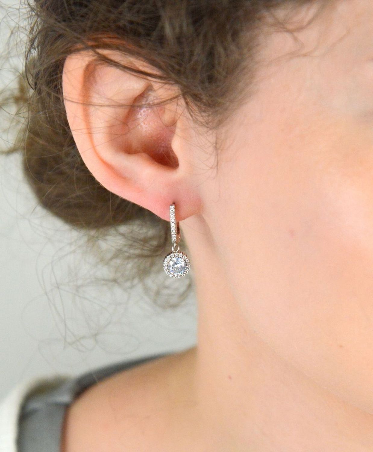 Kolczyki srebrne wiszące z cyrkoniami próba 925, DIA-KLC-9606-925 to wyjątkowy dodatek, który łączy klasyczną formę z eleganckim blaskiem. Wykonane z wysokiej jakości srebra 1.jpg