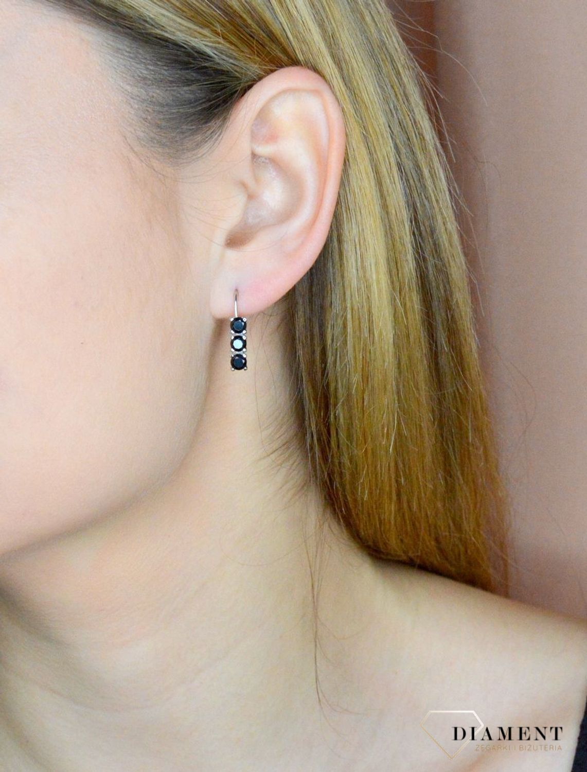 Srebrne kolczyki damskie z czarną cyrkonią angielskie zapięcie DIA-KLC-9608-CZARNE925. Srebrna biżuteria. Kolczyki damskie zapięcie angielskie. Pomysł na prezent dla kobiety. Kolczyki z czarną cyrkonią.jpg