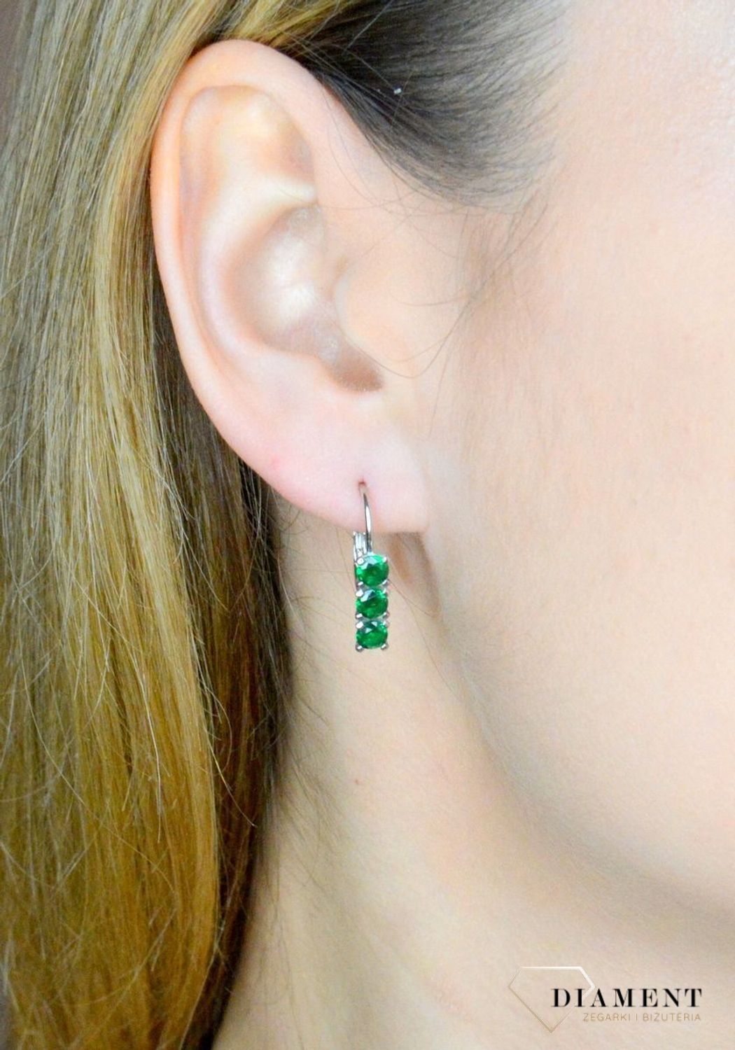 Srebrne kolczyki damskie z zieloną cyrkonią zapięcie angielskie DIA-KLC-9608-ZIELONE925.  Srebrne kolczyki damskie. Srebrne kolczyki z zapięciem angielskim. Srebrne kolczyki damskie wiszące. Kolczyki srebrne na prezen6.jpg