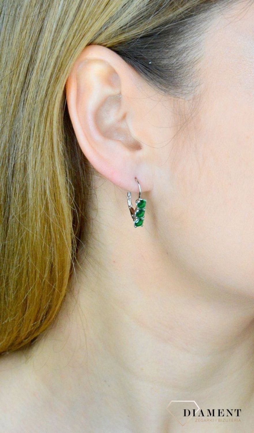 Srebrne kolczyki damskie z zieloną cyrkonią zapięcie angielskie DIA-KLC-9608-ZIELONE925.  Srebrne kolczyki damskie. Srebrne kolczyki z zapięciem angielskim. Srebrne kolczyki damskie wiszące. Kolczyki srebrne na prezen6.jpg