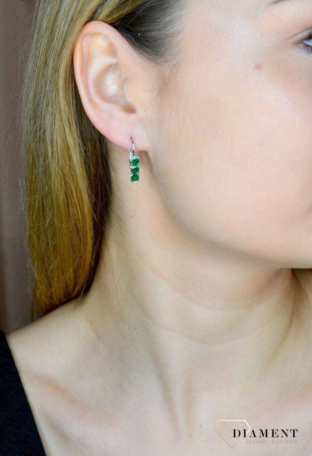 Srebrne kolczyki damskie z zieloną cyrkonią zapięcie angielskie DIA-KLC-9608-ZIELONE925.  Srebrne kolczyki damskie. Srebrne kolczyki z zapięciem angielskim. Srebrne kolczyki damskie wiszące. Kolczyki srebrne na prezen6.jpg